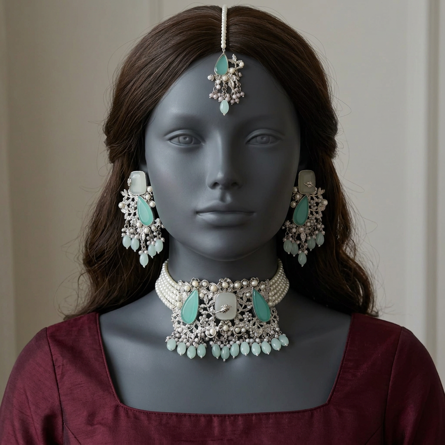 CS-08 Seafoam Mist choker set with matching earrings and tikka on a mannequin